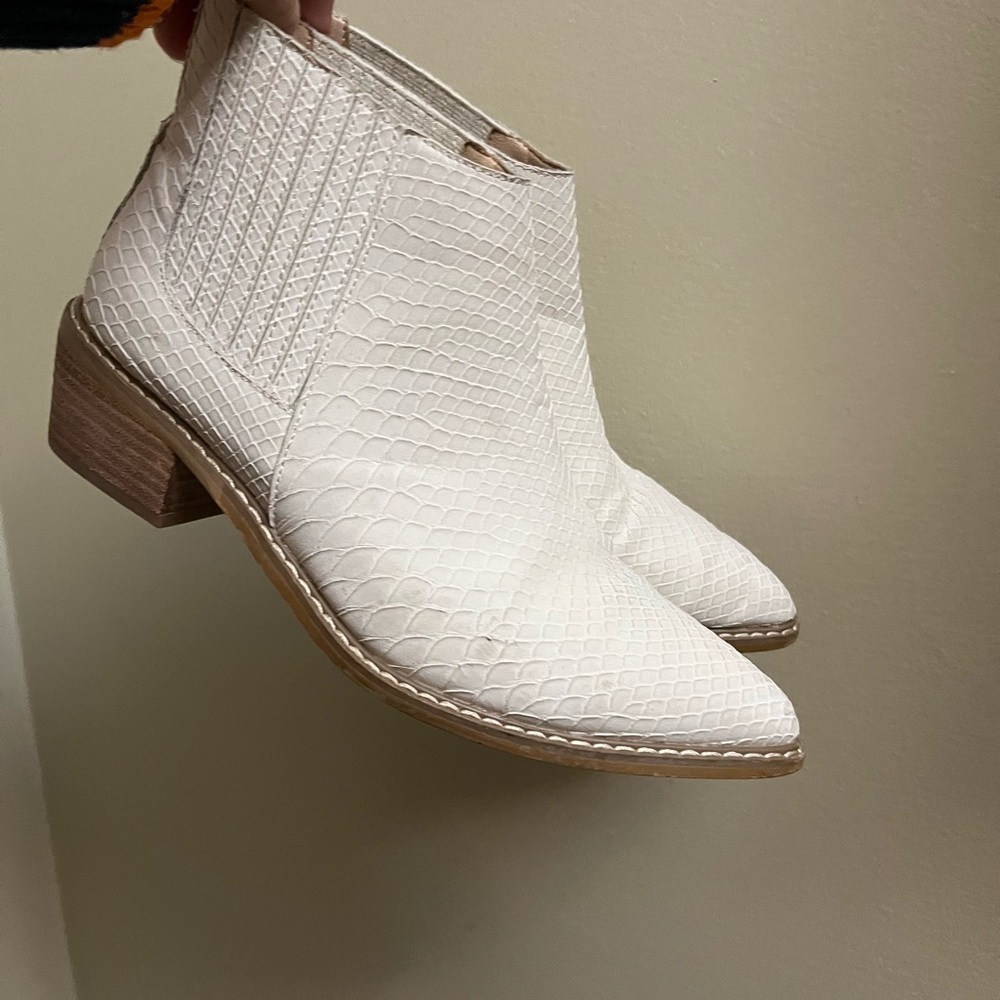 Mi.iM Off White Textured Ankle Booties Winter Size 7